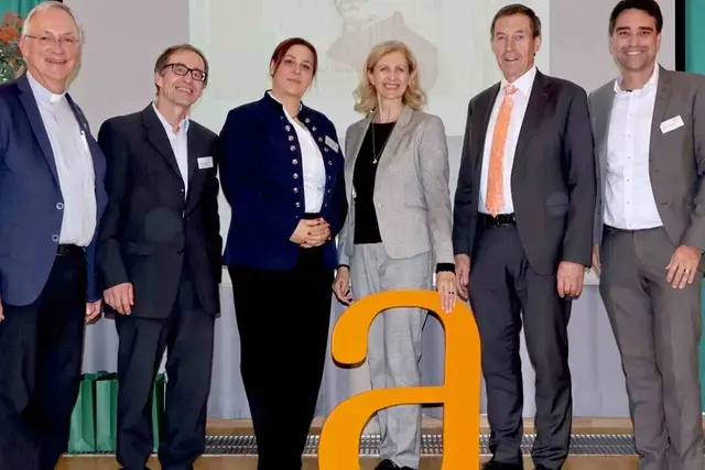 Die Freude bei der großen Wiedereröffnungsfeier der Kolping Akademie Kaufbeuren ist groß. Zahlreiche Gäste folgten der Einladung zur Wiedereröffnung der Akademie in Kaufbeuren – thematischen Input erhielten sie von Sabine Kierner.