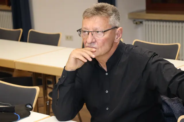 Gespannte Aufmerksamkeit auch beim Präsidenten der DFG Augsburg und Schwaben e.V.  | Foto: Marianne Stenglein