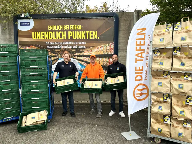 Andreas Schmid, Inhaber des EDEKA Marktes in Steppach und Marktleiter Anel Midjan übergaben den ehrenamtlichen Helfern der Tafel Neusäß Herrn Zurmühlen und Herrn Gloßner über 100 Spendentüten.  