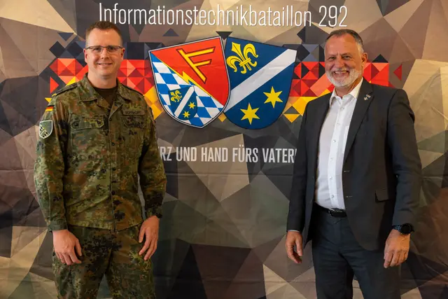 Der Kommandeur des Informationstechnikbataillons 292, Oberstleutnant Torge Bornhöfft, und der Gastredner des IT-Stammtisches, Herr Hermann Huber von der Burda Media KG | Foto: Thomas Straka, Bildrechte: Bundeswehr