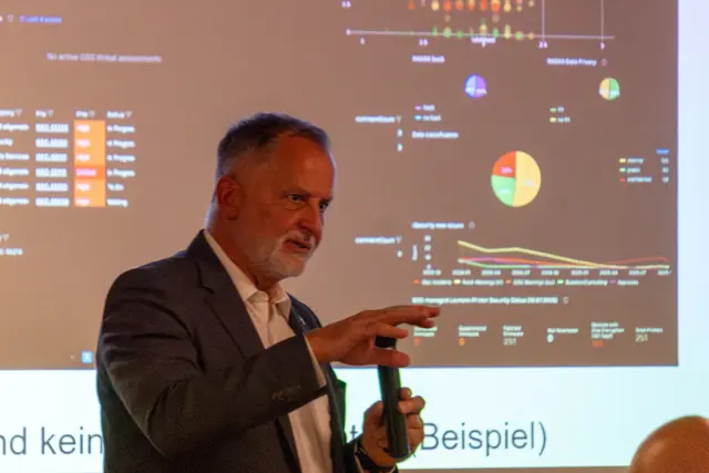 Der Gastredner des IT-Stammtisches, Herr Hermann Huber von der Burda Media KG | Foto: Thomas Straka, Bildrechte: Bundeswehr