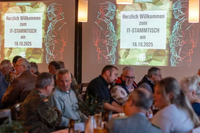Das Informationstechnikbataillon 292 hat einen IT-Stammtisch durchgeführt | Foto: Thomas Straka, Bildrechte: Bundeswehr