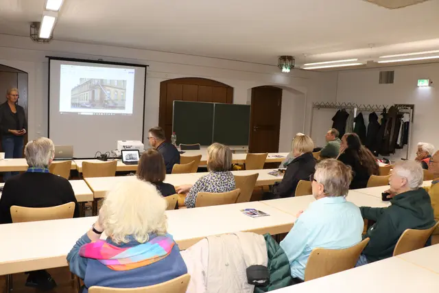 Gespannte Aufmerksamkeit beim Vortrag  | Foto: Marianne Stenglein