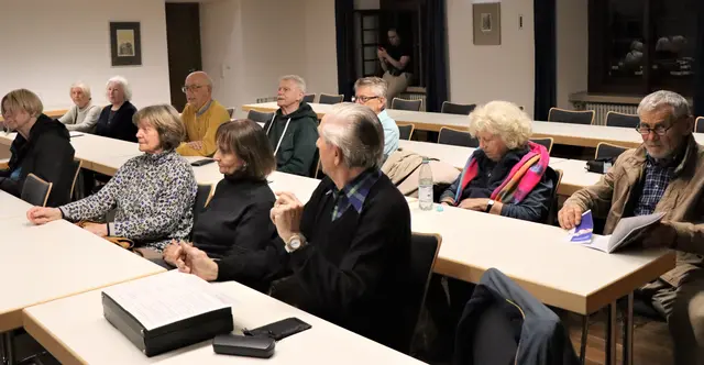 Gespannte Aufmerksamkeit beim Vortrag  | Foto: Marianne Stenglein