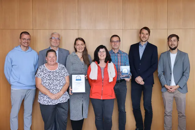 (v. r. n. l.) Stefan Wenkheimer (Leitung des Bereichs Digitalisierung im Landratsamt Augsburg), Jugendamtsleiter Ludwig Elsner, Helmut Albrecht (Fachbereichsleiter Wirtschaftliche Jugendhilfe) und sein Team freuten sich über den dritten Platz beim DIGITAL-Award 2025.
 | Foto: Lina Prinzensing