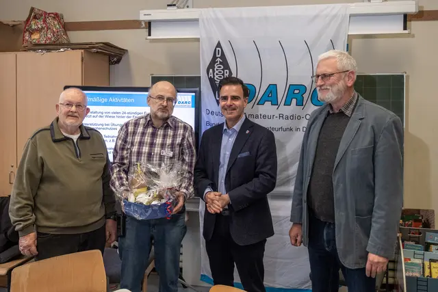 Von links nach rechts: Rüdiger Meybehm DK7OK Gründungsmitglied, Peter Kiss DL8OAZ Vorsitzender Ortsverband, Claudio Provenzano Bürgermeister der Stadt Garbsen, Norbert Gehrke Ortsbürgermeister von Garbsen Osterwald und Heitlingen