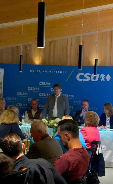 v.l. stellvertretende Ortsvorsitzende Margit Werdich-Munk, stellvertretender Ortsvorsitzender Daniel Schuler, Ortsvorsitzender Philipp Rauner, OB-Kandidat Stefan Baisch, Landtagsabgeordnete Jenny Schack | Foto: (CSU/Gjoci)