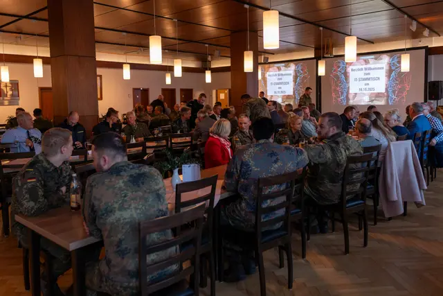 Das Informationstechnikbataillon 292 hat einen IT-Stammtisch durchgeführt | Foto: Thomas Straka, Bildrechte: Bundeswehr