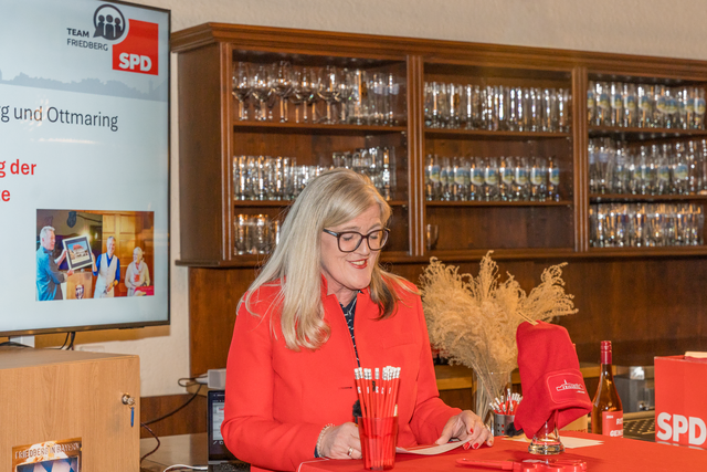 Am vergangenen Wochenende fand im Saal der Friedberger Gaststätte Zieglerbräu die Nominierungsveranstaltung der SPD Friedberg und Ottmaring statt. Ziel des Abends war es, die Kandidatinnen und Kandidaten für die kommende Wahlperiode der Kommunalwahl 2026 offiziell aufzustellen. Kandidiert auf Listenplatz 2: SPD-Vorsitzende und Stadträtin Ulrike Sasse-Feile