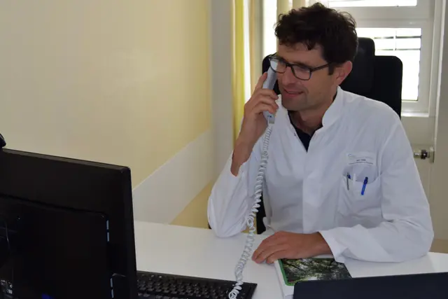 Jan Olek, Chefarzt in der Gynäkologie und Geburtshilfe im Dillinger Krankenhaus und Gründer sowie Leiter des dortigen Endometriose- und Myomzentrums, im telefonischen Austausch mit seiner ärztlichen Kollegin, Dr. Angelika Dieter. Beide sind vom erfolgreichen Einsatz der Sonata-Methode überzeugt. | Foto: Ulrike Hauke