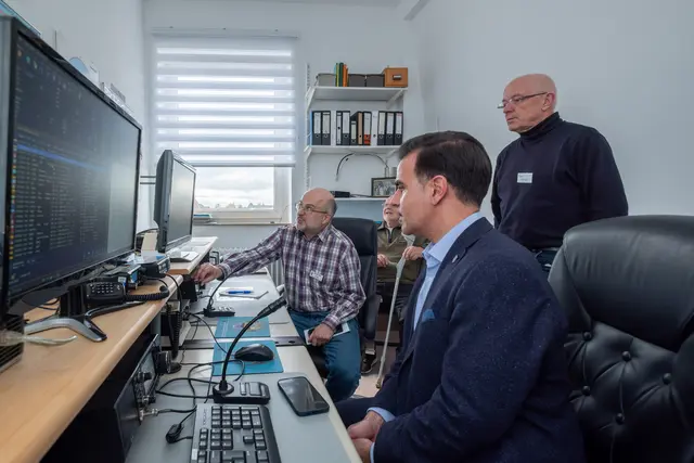 Peter Kiss DL8OAZ, Vorsitzender Ortsverband erläutert Claudio Provenzano, Bürgermeister der Stadt Garbsen die Funkstation über Satellit