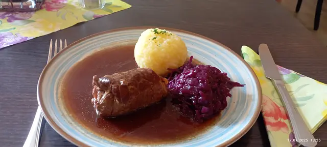 Thüringer Kloß mit Rindsroulade und Rotkohl, der Klassiker