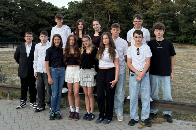 Wir gratulieren zum erfolgreichen Abschluss:  Kathleen Bohl, Lotte Gnau, Dana Heintzemann, Lisa Irrek, Jette Mayer, Vanessa Rezlaw, Alexander Becker, Jonathan Bohl, Marcel Boller, Leon Gies, Kevin Kumpe, Leon Schmidtchen und Lennard Spahn. | Foto: Pfarrer Thomas Peters