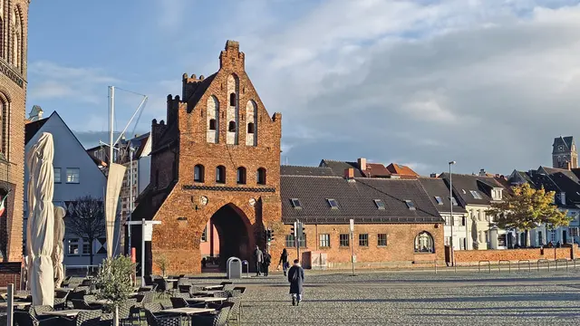 Am Rand der historischen Altstadt befindet sich das Wassertor in Hafennähe. Foto: Helmut Kuzina 