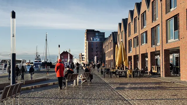 Auf der Hafenpromenade beobachtet mancher die untertauchende goldgelbe Herbstsonne. Foto: Helmut Kuzina