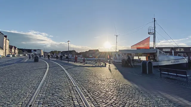 Der Alte Hafen entfaltet seine ganz besondere Atmosphäre – ruhig, stimmungsvoll und von einem Hauch herbstlicher Melancholie begleitet. Foto: Helmut Kuzina