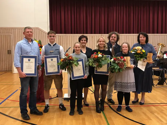 Foto: Nach der Ehrung Aufstellung zum Gruppenbild v.l.n.r.: Sören Ilgen, Philip Dittrich, Selina Schorr, Bürgermeisterin Christine Gumpp, Lea Meitinger, der Festredner Marcus Bernard Hartmann, Susanne Hurler und Josefa Zwerger.