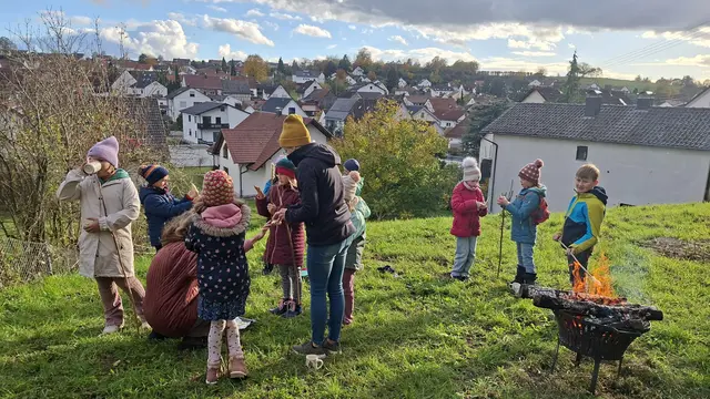 Am Ende der Schnitzeljagd wurde gab's noch schmackhaftes Stockbrot! | Foto: Foto: Musikverein Reisensburg