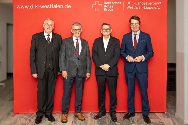 (v.li.) Prof. Dr. Joachim Gardemann, Dr. Fritz Baur, Josef Neumann, Andreas Bothe | Foto: Jonas Westermeyer / DRK-Landesverband Westfalen-Lippe e.V.