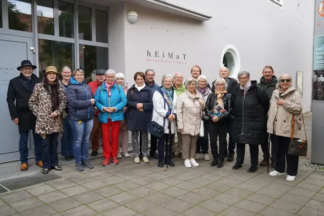 Der Freundeskreis des Stadtmuseums vor dem Heimatmuseum in Oettingen. | Foto: Erich Echter