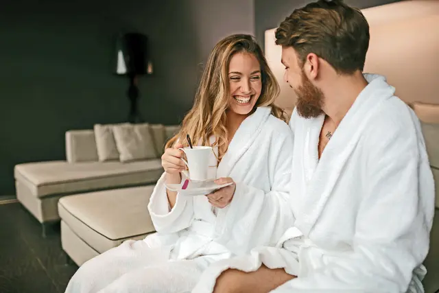 Eine gemeinsame Auszeit ist viel mehr als nur eine Pause vom Alltag – sie ist eine Investition in die eigene Beziehung und ein wertvoller Kraftspender in herausfordernden Zeiten | Foto: djd-k/www.urlaubsbox.com/Tijana - stock.adobe.com