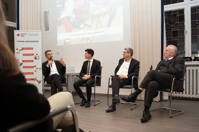 Podiumsdiskussion: (v.li.) Dr. Tobias Blasius, Florian Scheel, Josef Neumann, Prof. Dr. Joachim Gardemann | Foto: Jonas Westermeyer / DRK-Landesverband Westfalen-Lippe e.V. 