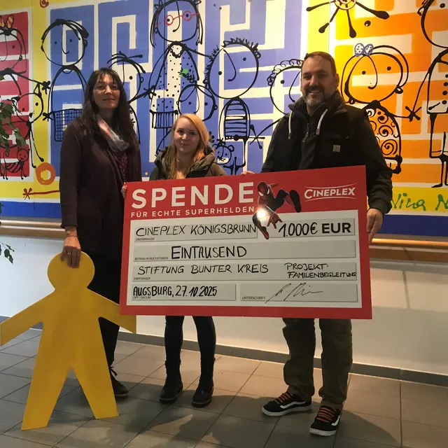 v.l. Andrea Schneider (Ehrenamtlich beim Bunten Kreis in der Familienbegleitung tätig), Susanne Albrecht (Marketingleitung Cineplex Königsbrunn), Andreis Reiser (Theaterleitung Königsbrunn) | Foto: Cineplex Königsbrunn