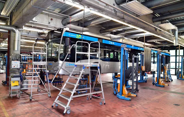 In der Buswerkstatt geben swa Mitarbeitende einen Einblick, was alles zu tun ist, damit die Flotte rollt.  | Foto: swa/Stefan Zaum