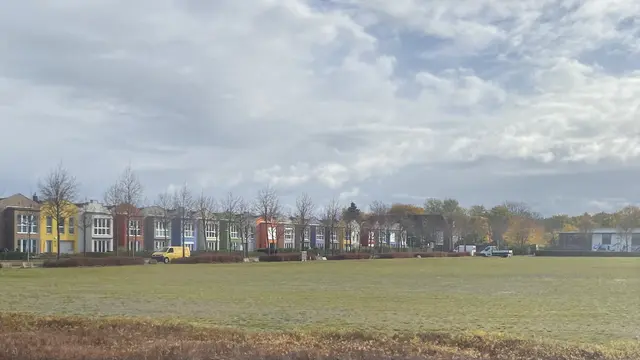 Der kostenlose Parkplatz an der „Straße zum Festplatz“ ist wichtig, weil er den Stadtbesuchern ausreichende Möglichkeiten bietet, ihre Fahrzeuge abzustellen. Das wirkt sich positiv auf die gesamte Verkehrslage der 
Stadt aus. Foto: Helmut Kuzina