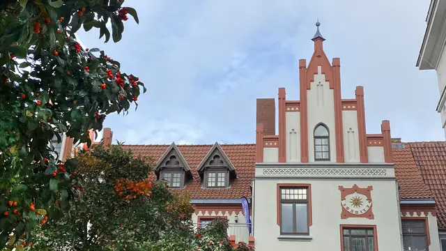Die Sonnenuhr an der Ratsapotheke deutet auf die trübe Wetterlage hin. Foto: Helmut Kuzina
