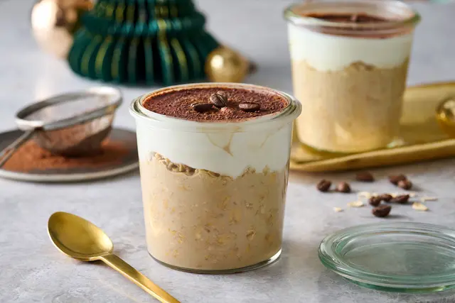 Mit Haferflocken wird das Tiramisu zu einem besonderen Leckerbissen in der Vorweihnachtszeit: Tiramisu-Overnight Oats verzaubern als Frühstück oder Nachtisch.
 | Foto: djd-k/www.alleskoerner.de