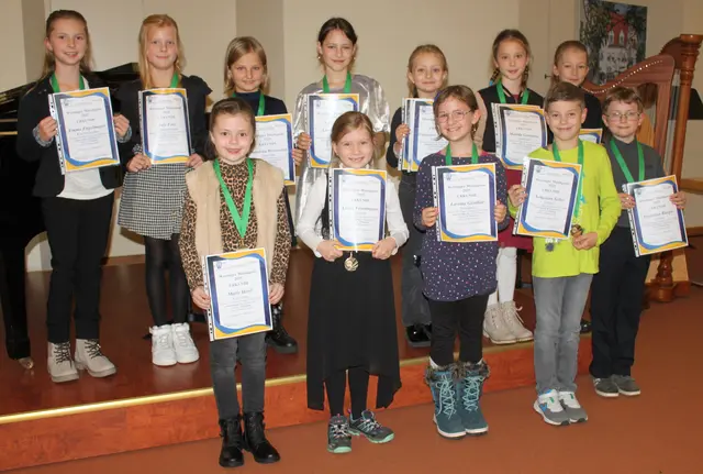 Strahlende Gesichter und stolze Musiker gab es bei der Übergabe der Urkunden und Medaillen. Hier die Teilnehmer der Altersgruppe I.
