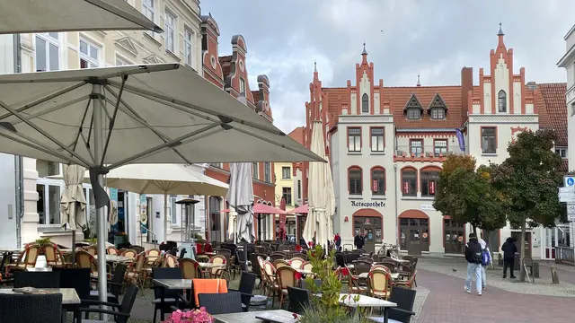 Noch haben die gastronomischen Betriebe ihre Außenterrassen am Marktplatz geöffnet. Foto: Helmut Kuzina