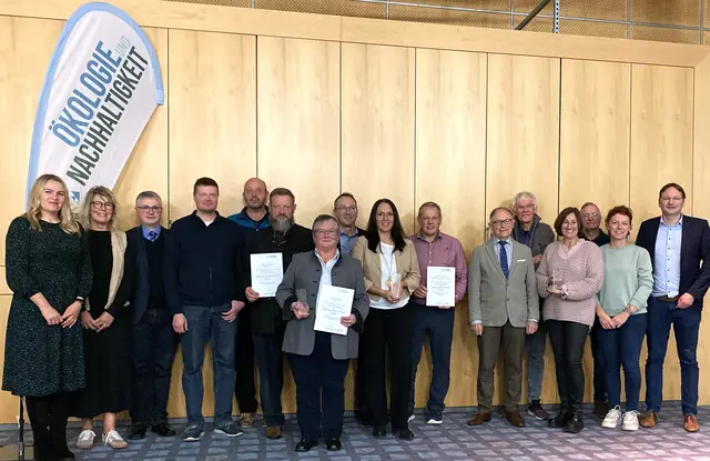 Die Preisträger des Naturschutzpreises des Landkreises Günzburg mit Andrea Hofmann (Abteilungsleiterin Bauen und Umwelt), Margit Schuler (Fachbereichsleiterin Ökologie und Nachhaltigkeit), Markus Dopfer (Bürgermeister der Gemeinde Neuburg), Anton Gollmitzer (Dritter Bürgermeister der Stadt Günzburg) und Landrat Hans Reichhart. | Foto: Benjamin Sigmund / Landratsamt Günzburg