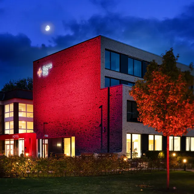 Das DRK-Tagungshotel in Münster gehörte zu den 56 beleuchteten Gebäuden in Westfalen-Lippe. | Foto: Jonas Westermeyer / DRK-Landesverband Westfalen-Lippe