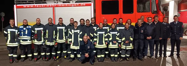v.l.n.r.: Lukas Demeter, Benjamin Gloeckner, Carlo Rösler, Martin Kazik, Tommy Reisenhauer, Maximillian Pichler, Jimmy Kinzig, Vincent Geber, KBM Bernd Schreiter, Vincent Langhans, Lukas Mason, Sophie Cross, Mike Nitschke-Bala, Lea Mayr, Wolfgang Rau, Daniel Specht, Daniela Schmitt, Ausbilder Jürgen Schmitt, SR Gottfried Reiter, SR Gregor Wiedemann, MGR Matthias Fay, 1. BGM Dr Michael Higl, MGR Anton Kraus, Kdt Markus Schmidt