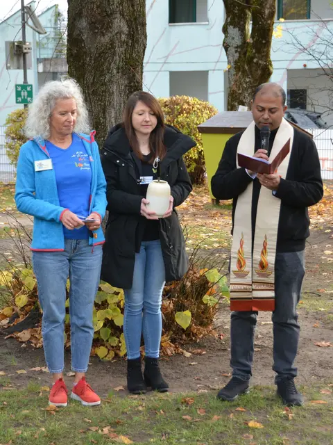 Die neuen Spielgeräte bekamen auch den kirchlichen Segen. Margit Müller, Leitung Kita St. Elisabeth, Sonja Höhrmann, stellvertretende Leitung, und Kaplan Joseph Anto. | Foto: Stadt Gersthofen