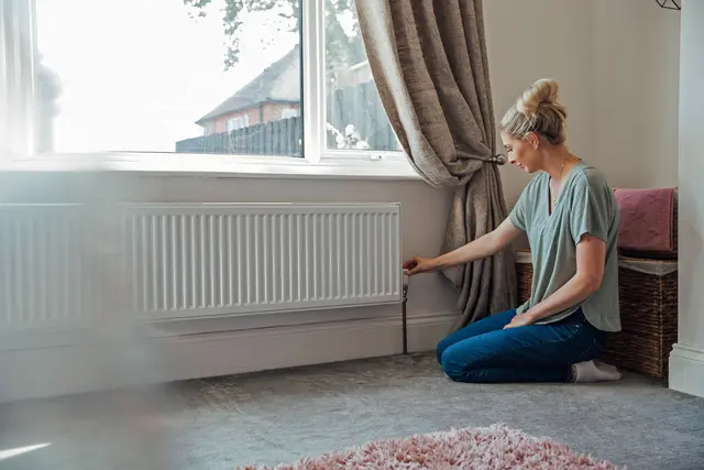 Werden Heizkörper nicht richtig oder unterschiedlich warm und gluckern, ist möglicherweise Luft im System. | Foto: DJD/Minol/Getty Images/SolStock