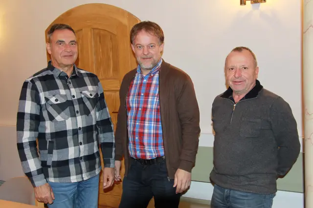 Foto: Bernd Jackisch für WgiR - v.l.n.r.: WgiR Fraktionsvorsitzender Volker Hahn, Osterhagens Ortsbürgermeister Thomas Mund und der WgiR-Vereinsvorsitzende Harald Liebau