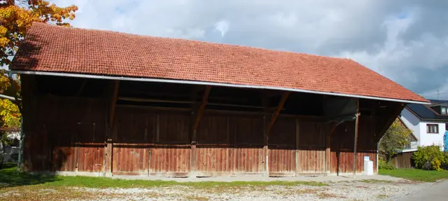 Der Dorfstadel, der Erlinger Vereinen als Austragungsort von zahlreichen Festen diente, wird abgerissen. | Foto: Peter Heider