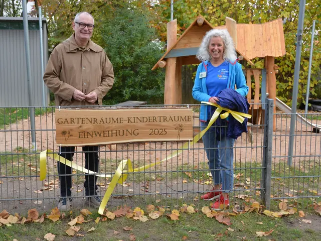 Michael Wörle, Erster Bürgermeister, und Margit Müller, Leitung Kita St. Elisabeth, enthüllen das neue Eingangsschild. | Foto: Stadt Gersthofen