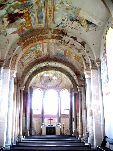 Die heute evangelische Pfarrkirche aus der Zeit der Sachsen beeindruckt mit ihrem romanischen Stil.