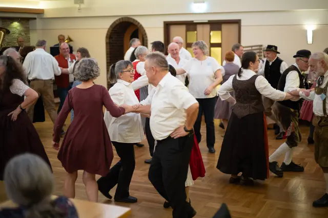 Volkstanz in großer Runde | Foto: Matthias Meyer,