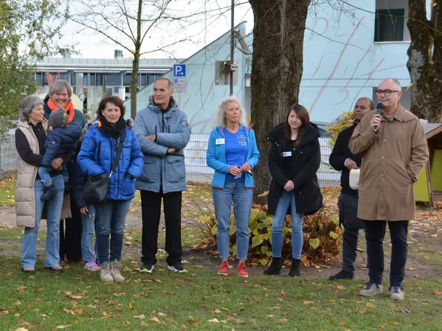 Zum Tag der offenen Tür und der Einweihung der neuen Spielgeräte kamen neben Michael Wörle, Erster Bürgermeister, auch Stadträte und die Leitung der Kita St. Elisabeth. | Foto: Stadt Gersthofen