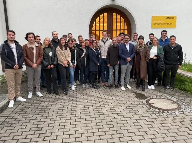 Die Mitglieder der JU Schwaben bei der Besichtigung der Firma Märker in Harburg  | Foto: Gehring