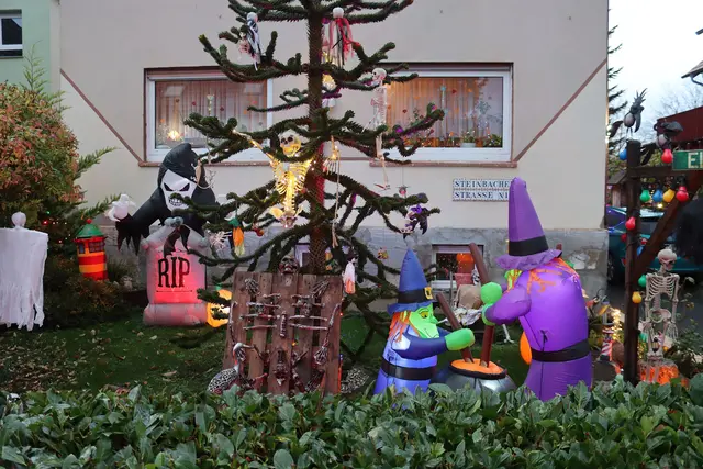 Halloweendeko in Stierstadt am 25.10.2025