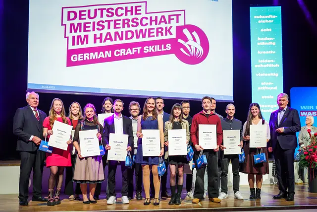 Der erfolgreiche schwäbische Nachwuchs bei der Landessiegerehrung in Bamberg mit Ulrich Wagner, Hauptgeschäftsführer der Handwerkskammer für Schwaben (rechts), und Franz Xaver Peteranderl, Präsident des Bayerischen Handwerkstages (links). | Foto: Frank Wunderatsch