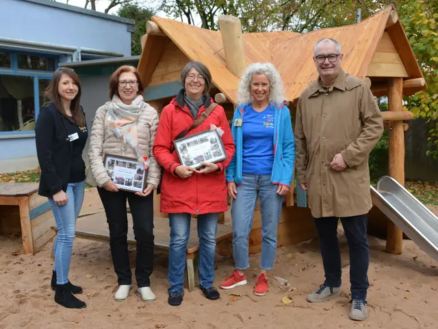 Sonja Höhrmann, stellvertretende Leitung, Gertrud Baumann, Stadt Gersthofen, Christine Gokorsch, Landschaftsarchitektin, Margit Müller, Leitung Kita St. Elisabeth, und Michael Wörle, Erster Bürgermeister, (v.l.n.r.) freuen sich über die schönen Spielgeräte. | Foto: Stadt Gersthofen