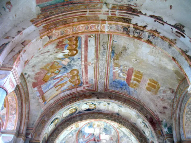 Die Farben der immerhin 900 Jahre alten Wandfresken sind noch immer kräftig.