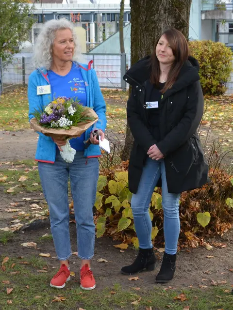 Margit Müller, Leitung Kita St. Elisabeth (links), bekam Blumen zur Einweihung. | Foto: Stadt Gersthofen